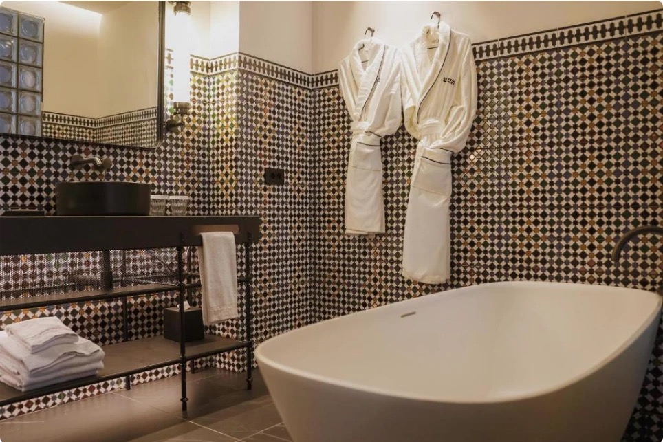Baño de Thompson Sevilla con azulejo árabe Hispalcerámica